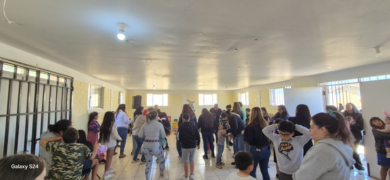 Familias participando en la actividad de Pascua
